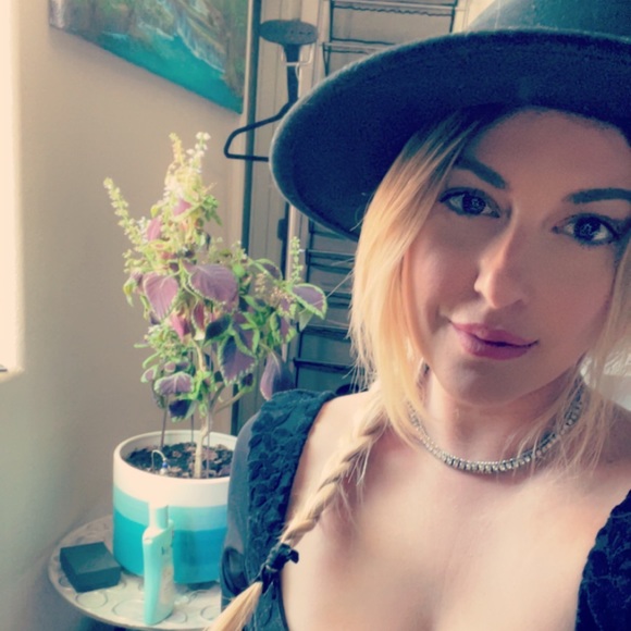 Meet your Posher, Ida - Picture 2 of 2